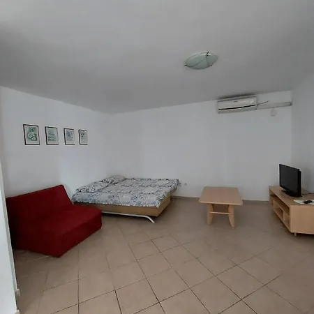 Lamia Guest house *