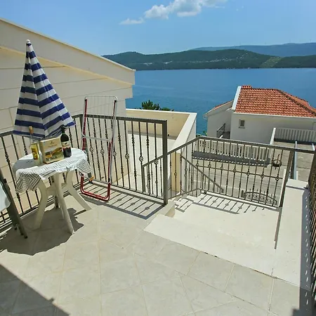 Lamia Neum